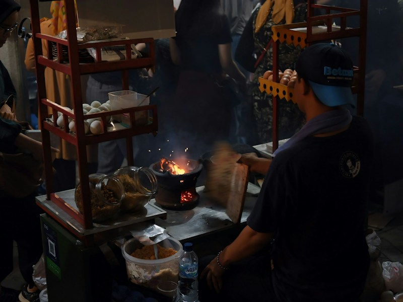 Proses pembuatan adonan dan pemanggangan surabi di tungku tanah liat