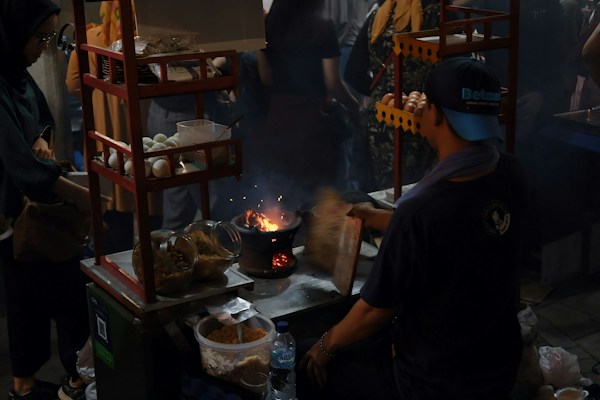 Surabi Telor dengan telur kampung segar di atasnya