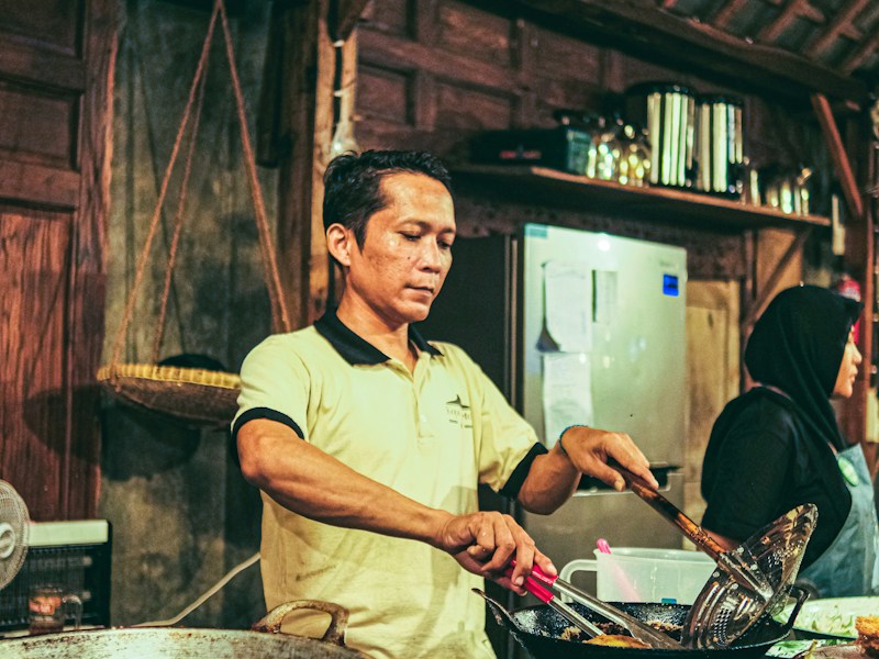 Suasana pembuatan surabi di Warung Surabi Ma'suar Garut